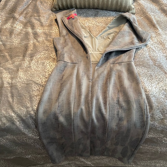 NEW Catherine Malandrino Taupe Snakeskin Print V-Neck Dress - Picture 12 of 12